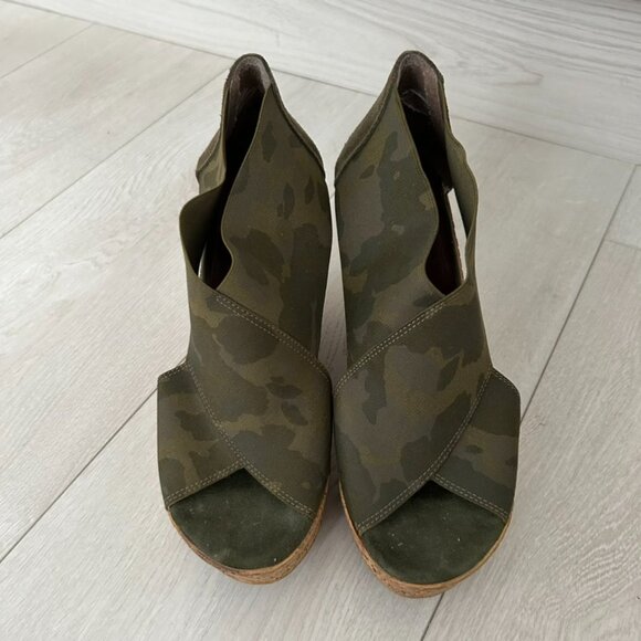 Army Wedge Sandals - Picture 3 of 4